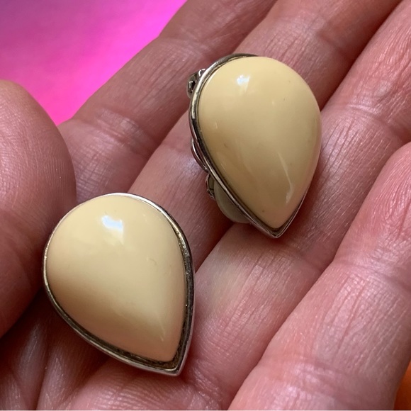 Vintage Creme Beige & Silver Tone Tear Drop Clip On Earrings - Picture 5 of 5